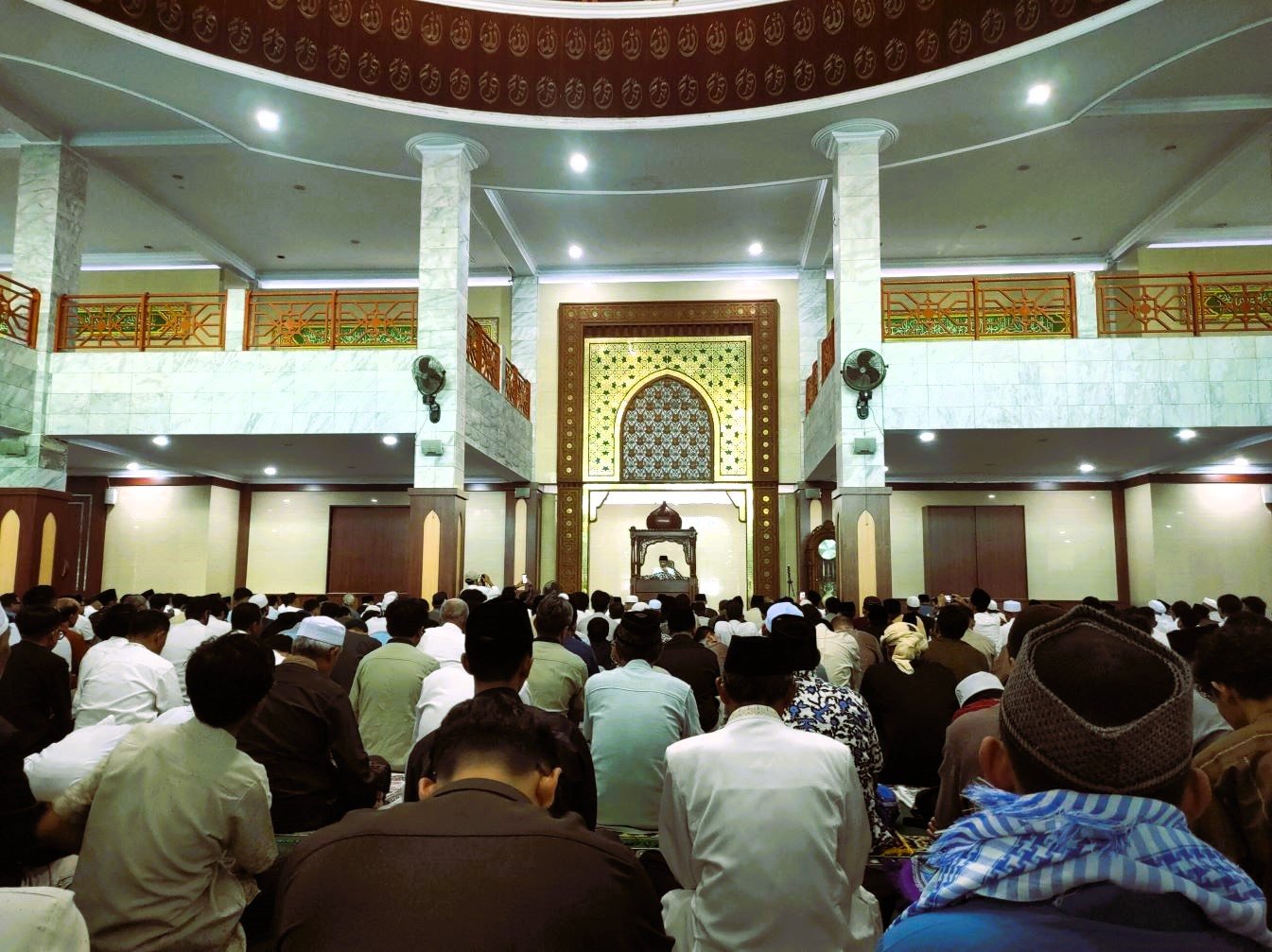 Ribuan jamaah penuhi Masjid Agung Syiarul Islam mengikuti Sholat Ied. Bupati Kuningan sampaikan capaian ekonomi dan penurunan kemiskinan.