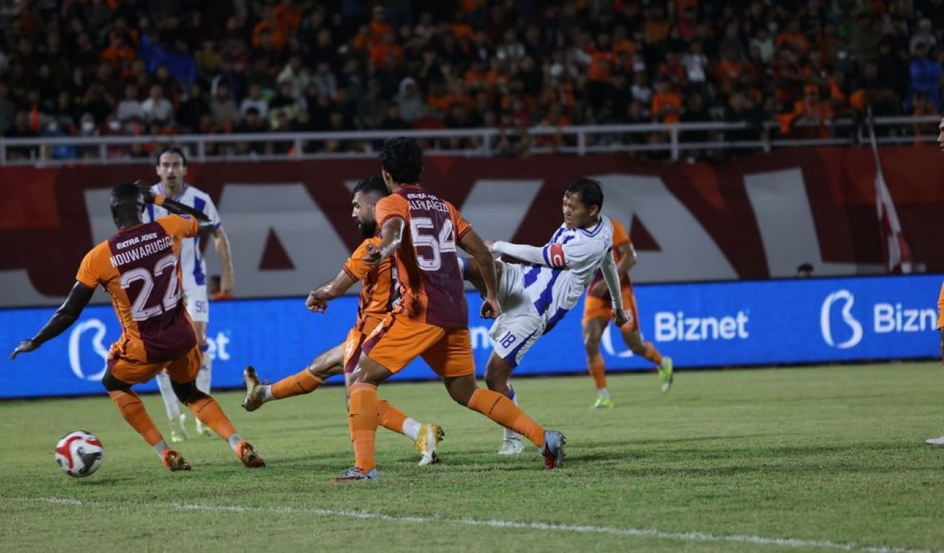 Persib Bandung ditahan Borneo FC 1-1 di Stadion Segiri. Gol Adam Alis dibalas penalti Mariano Peralta pada menit akhir laga.