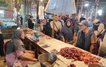 Bupati Kuningan pantau harga pangan jelang Lebaran 2026. Daging sapi tembus Rp170 ribu, Pemkab siapkan operasi pasar murah di pasar.