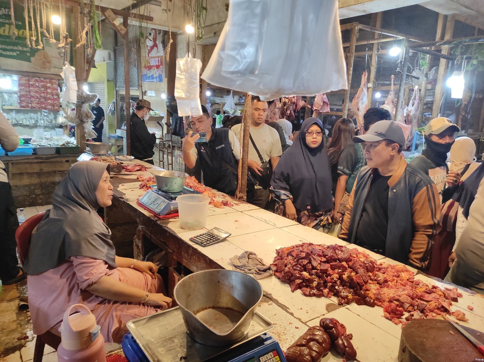 Bupati Kuningan pantau harga pangan jelang Lebaran 2026. Daging sapi tembus Rp170 ribu, Pemkab siapkan operasi pasar murah di pasar.