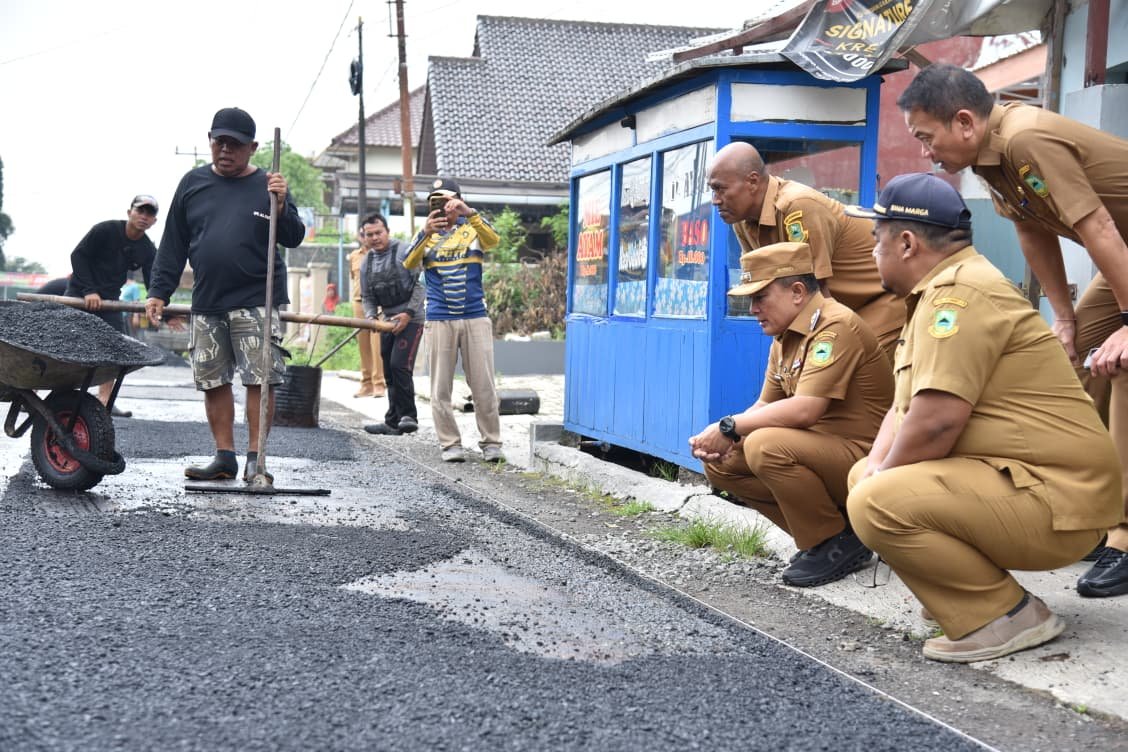 Bupati Kuningan tinjau jalan rusak Winduhaji hingga Lebakwangi. Proyek 15 km senilai Rp22 M dikebut agar mulus sebelum Lebaran 2026.