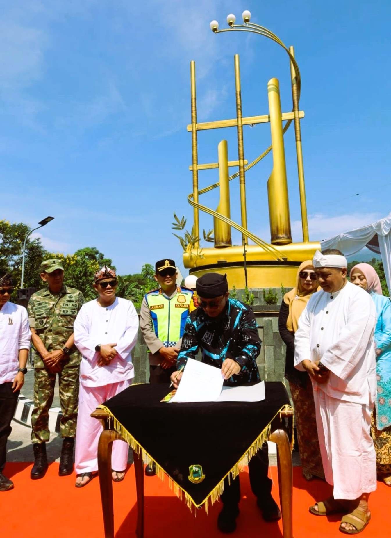 Tugu Angklung di Kuningan mengangkat kembali sejarah perubahan nadanya menjadi Do-Re-Mi oleh Abah Kucit dan jejak awal angklung diatonis dari Citangtu.