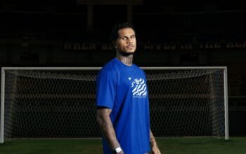 Persib Bandung meluncurkan koleksi eksklusif bersama Weekend Offender, brand streetwear Inggris yang lekat dengan kultur suporter sepak bola.