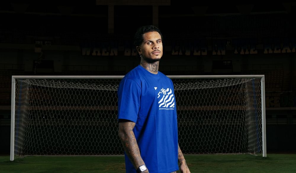 Persib Bandung meluncurkan koleksi eksklusif bersama Weekend Offender, brand streetwear Inggris yang lekat dengan kultur suporter sepak bola.