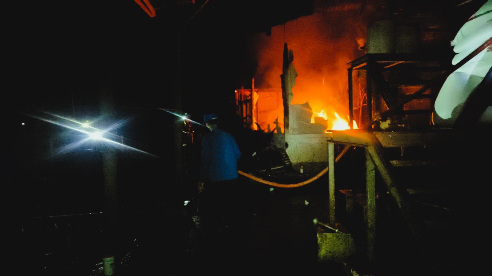 Kebakaran peternakan Haji Dudung di Winduhaji Kuningan usai berdentum dua ledakan. Gudang angus, api nyaris merembet ke kandang ayam.