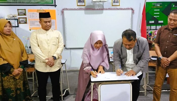 UM Kuningan Turunkan Dosen ke MTsN 10, Siswa Madrasah Belajar Teknologi Coding