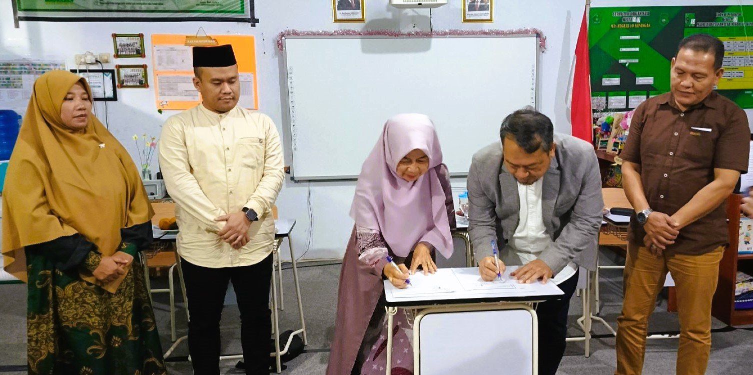 UM Kuningan mengajar coding di MTsN 10 Kuningan. Dosen dan mahasiswa turun langsung dampingi siswa belajar teknologi digital.