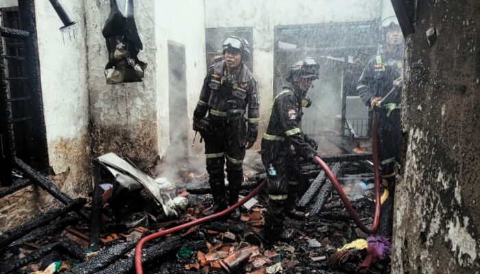 Hanya Tersisa Puing, Rumah Petani di Pamukpukan Kuningan Ludes Terbakar dalam 45 Menit