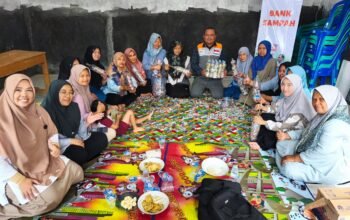 Bank Sampah Berlian latih warga Babakanmulya Kuningan sulap limbah plastik jadi kursi ecobrick bernilai ekonomis. Simak caranya!