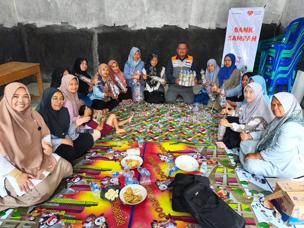 Bank Sampah Berlian latih warga Babakanmulya Kuningan sulap limbah plastik jadi kursi ecobrick bernilai ekonomis. Simak caranya!