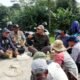 Duduk di Pematang Sawah, Diskatan Kuningan Ajak Petani Cikaso Basmi Hama Wereng