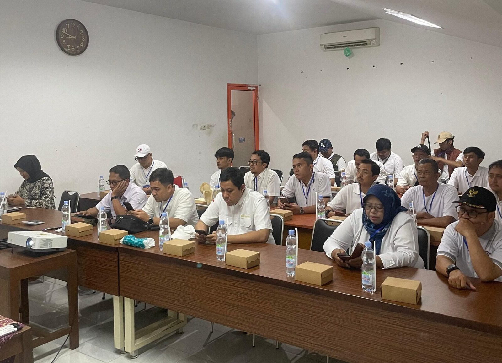 Belasan Peternak Ayam Petelur Kuningan Melakukan Studi Tiru ke Blitar Dalam Upaya Mendongkrak Produksi.*