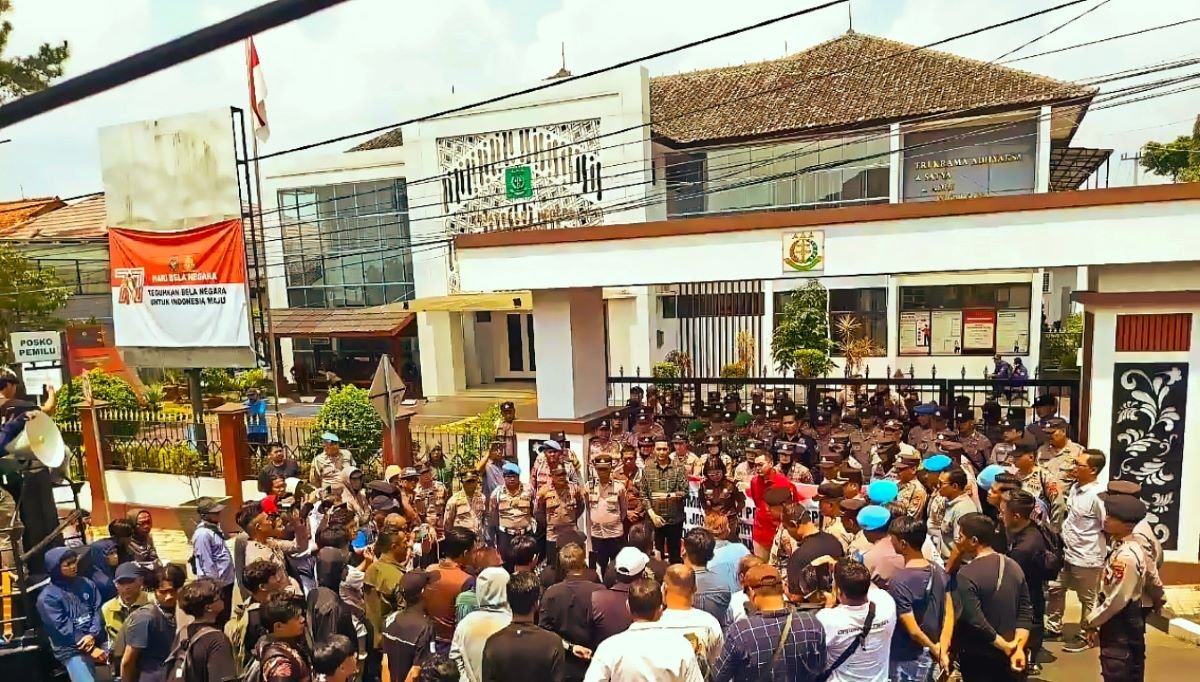 Massa aksi geruduk Kejari Kuningan, mendesak penjelasan penghentian penyelidikan kasus dugaan korupsi proyek PJU Kuningan Caang Rp117 miliar, Rabu 1 April 2026.