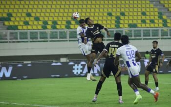 Klasemen Liga 1 terbaru: Persib Bandung tertahan 2-2 lawan Dewa United, jarak dengan Borneo FC kini hanya dua poin di puncak.