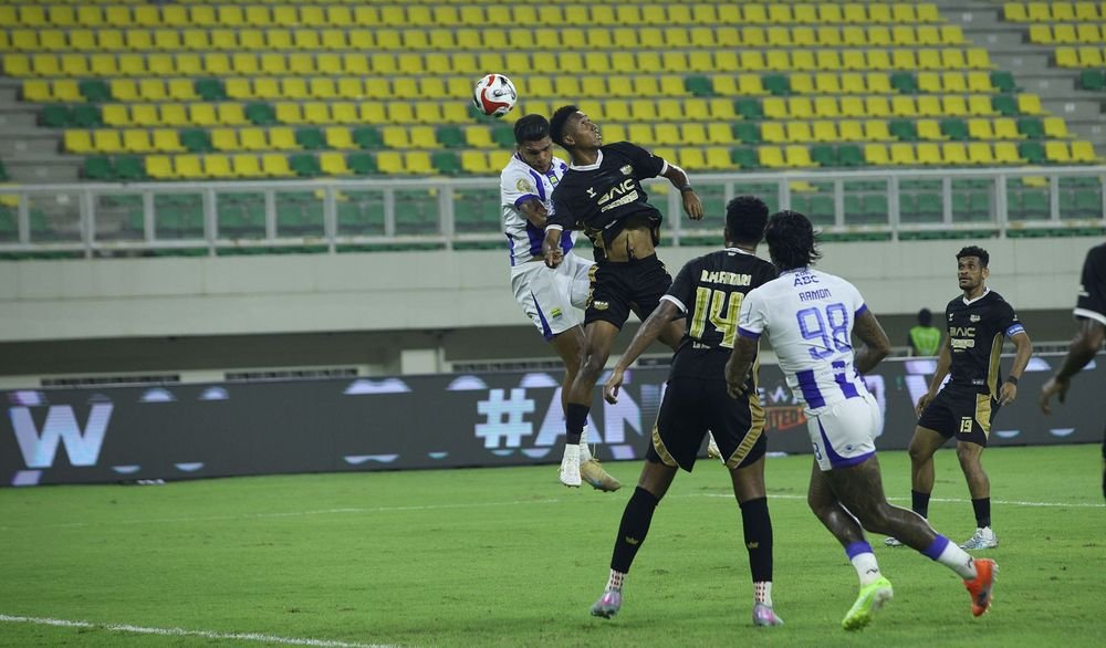 Klasemen Liga 1 terbaru: Persib Bandung tertahan 2-2 lawan Dewa United, jarak dengan Borneo FC kini hanya dua poin di puncak.