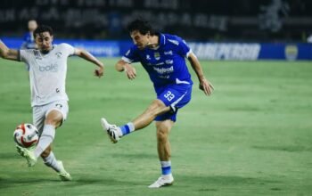 Persib Bandung ditahan Arema FC dengan skor 0-0, puncak Klasemen Liga 1 masih aman tapi selisih poin tipis, persaingan juara kian ketat.