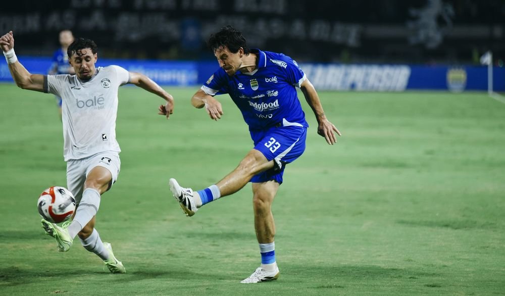 Persib Bandung ditahan Arema FC dengan skor 0-0, puncak Klasemen Liga 1 masih aman tapi selisih poin tipis, persaingan juara kian ketat.