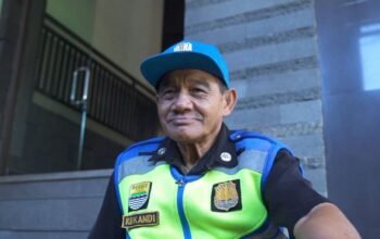 Persib Bandung berduka atas wafatnya Pak Rukandi. Sosok ikonik woro-woro pengumum jadwal laga era Siliwangi yang setia hingga akhir hayat.