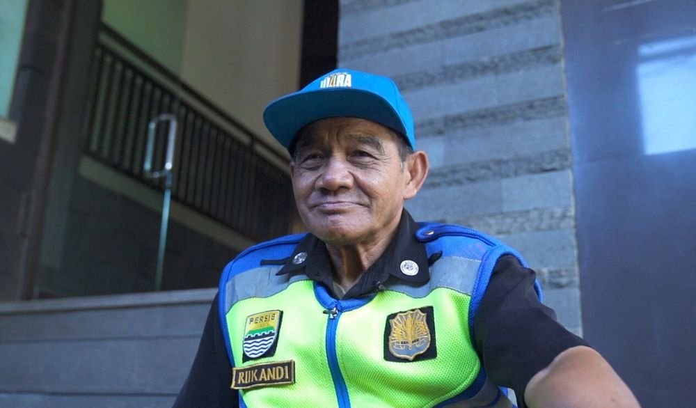 Persib Bandung berduka atas wafatnya Pak Rukandi. Sosok ikonik woro-woro pengumum jadwal laga era Siliwangi yang setia hingga akhir hayat.