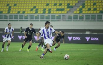 Persib curi satu poin di markas Dewa United. Diwarnai kontroversi VAR, Maung Bandung tahan imbang 2-2. Tapi, puncak Klasemen Liga 1 mendidih!