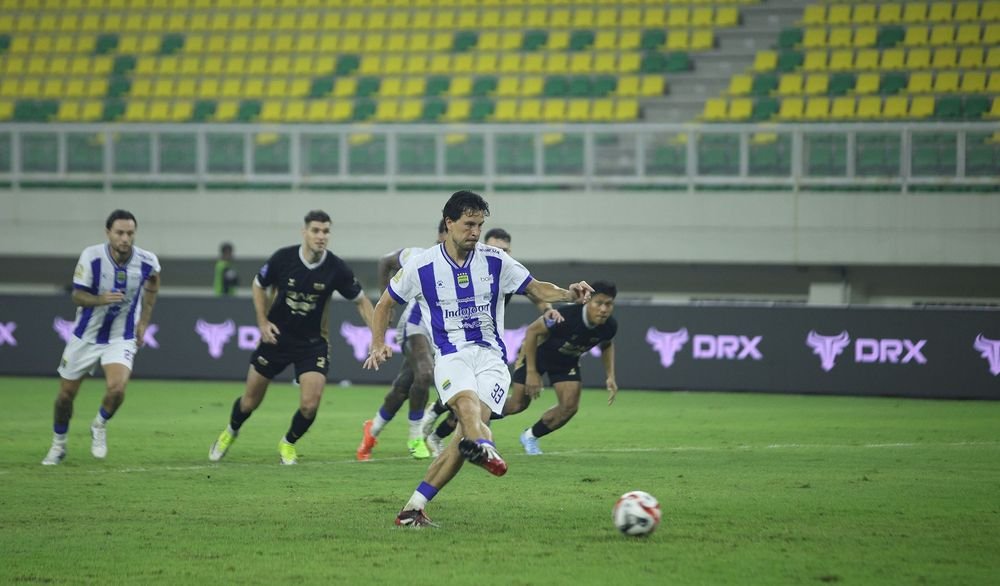 Persib curi satu poin di markas Dewa United. Diwarnai kontroversi VAR, Maung Bandung tahan imbang 2-2. Tapi, puncak Klasemen Liga 1 mendidih!