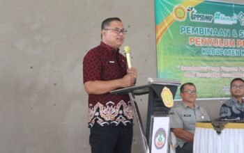 Kepala Diskatan Kuningan, Dr. Wahyu Hidayah, sentil penyuluh "ghaib" di tengah lonjakan surplus beras 120 ribu ton. Jangan biarkan petani sendirian!