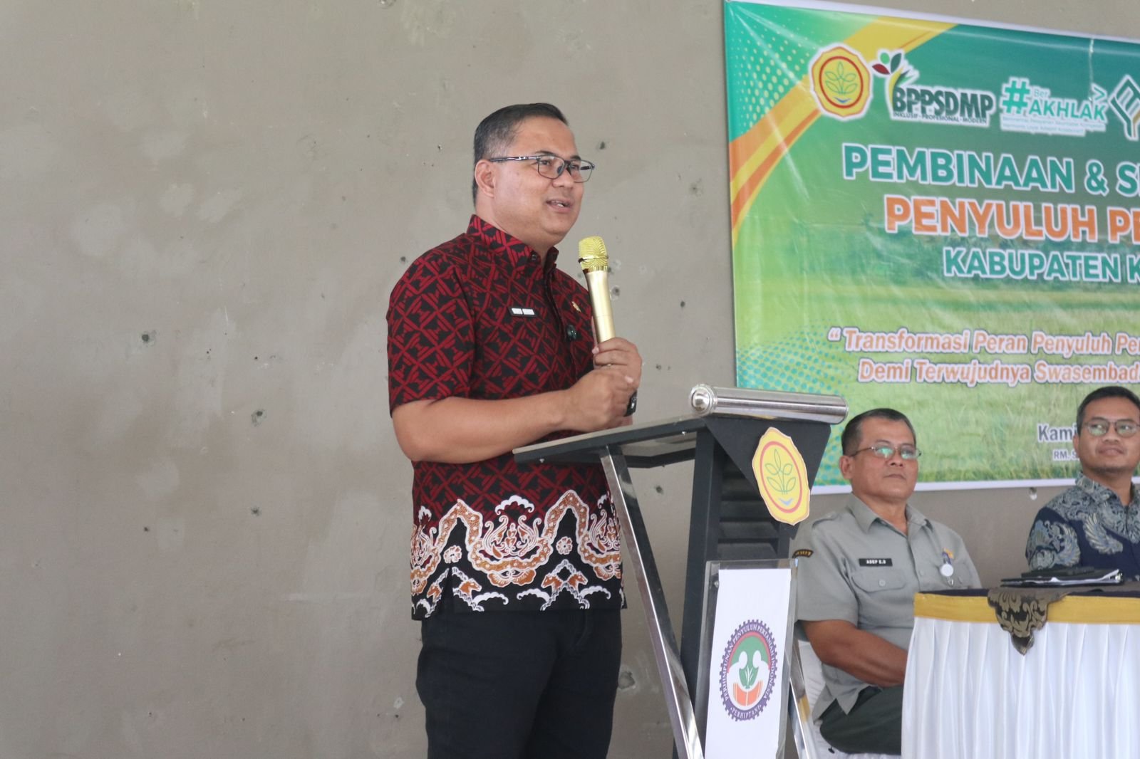 Kepala Diskatan Kuningan, Dr. Wahyu Hidayah, sentil penyuluh "ghaib" di tengah lonjakan surplus beras 120 ribu ton. Jangan biarkan petani sendirian!