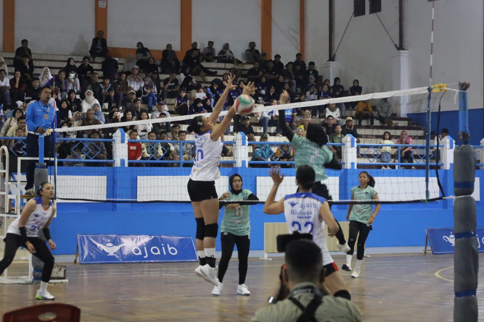 Tim Proliga Wahana Ajaib guncang GOR Ewangga Kuningan. Andi Gani Nena Wea siapkan Kuningan jadi tuan rumah kejuaraan voli tingkat nasional.