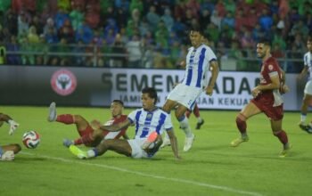 Persib kokoh di puncak klasemen usai libas Semen Padang 2-0. Ramon Tanque cetak brace, Maung Bandung bidik sejarah Hattrick Juara Liga 1.