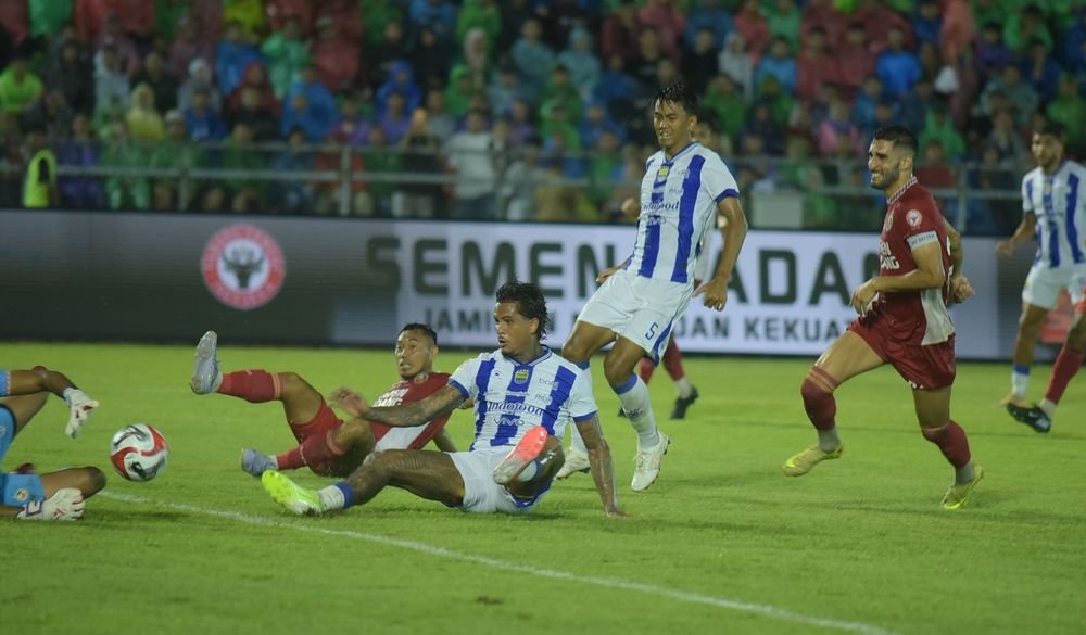 Persib kokoh di puncak klasemen usai libas Semen Padang 2-0. Ramon Tanque cetak brace, Maung Bandung bidik sejarah Hattrick Juara Liga 1.