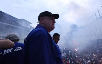 Bojan Hodak resmi lepas jabatan pelatih Persib usai cetak hattrick juara. Ia ingatkan klub lebih besar dari pemain dan pelatih.