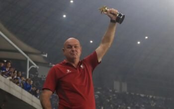 Bojan Hodak buka-bukaan soal beratnya bawa Persib juara musim ini akibat rombak 25 pemain baru. Untung skuad kerja keras gila-gilaan.