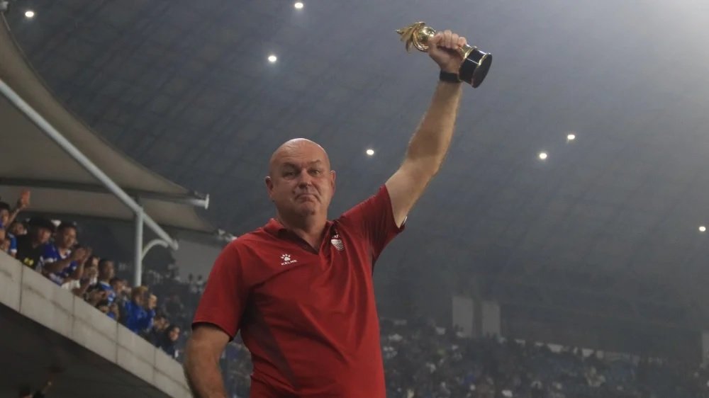 Bojan Hodak buka-bukaan soal beratnya bawa Persib juara musim ini akibat rombak 25 pemain baru. Untung skuad kerja keras gila-gilaan.