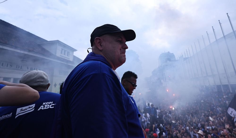 Bojan Hodak resmi lepas jabatan pelatih Persib usai cetak hattrick juara. Ia ingatkan klub lebih besar dari pemain dan pelatih.