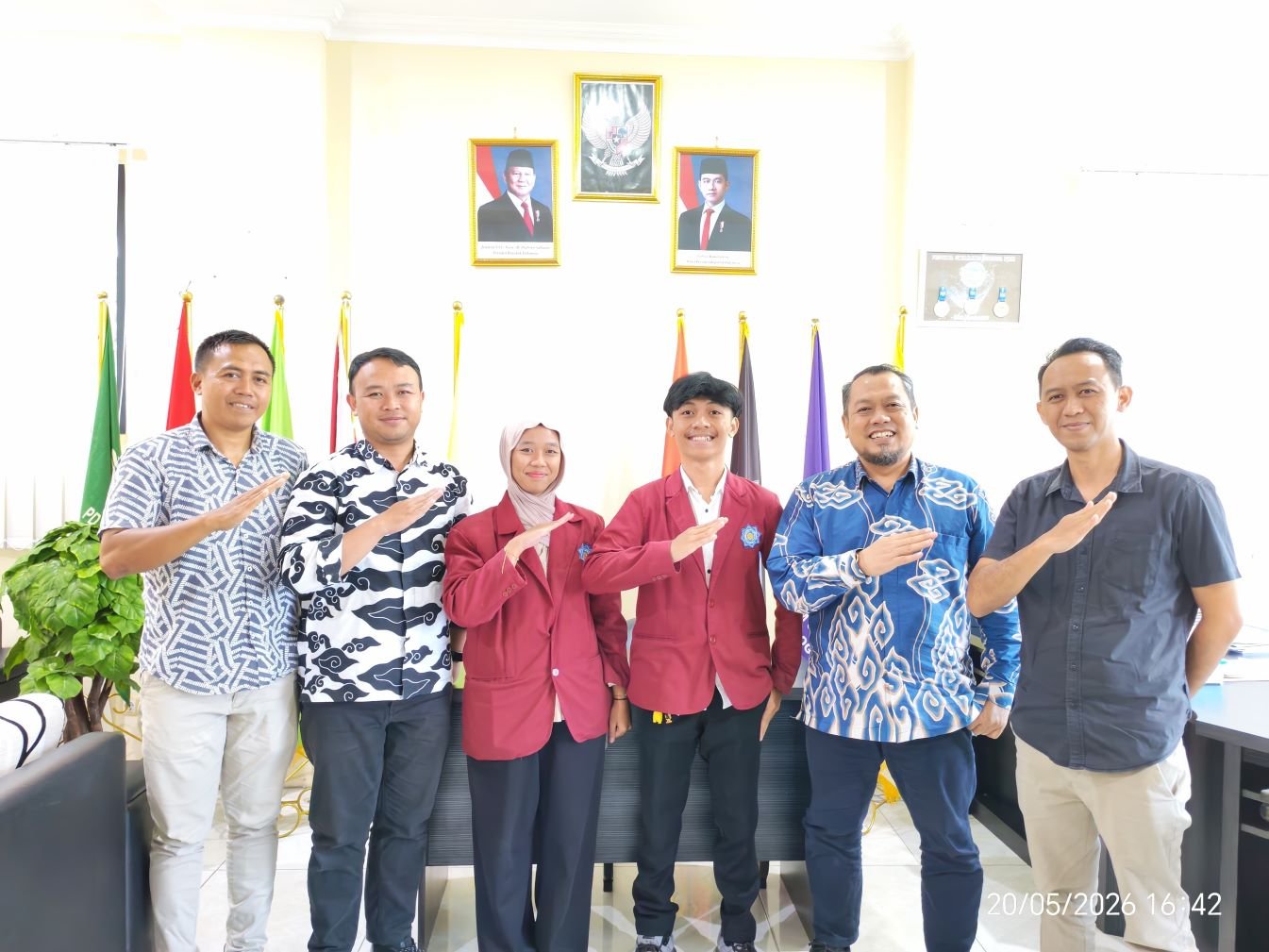 Dua mahasiswa PGSD UM Kuningan resmi dilepas untuk ikuti program magang internasional di Krabi, Thailand. Simak selengkapnya!