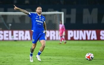 Manajemen Persib bela Marc Klok dari tuduhan rasisme di laga kontra Bhayangkara FC. Klok sebut ada salah paham antara kata ball dan black.