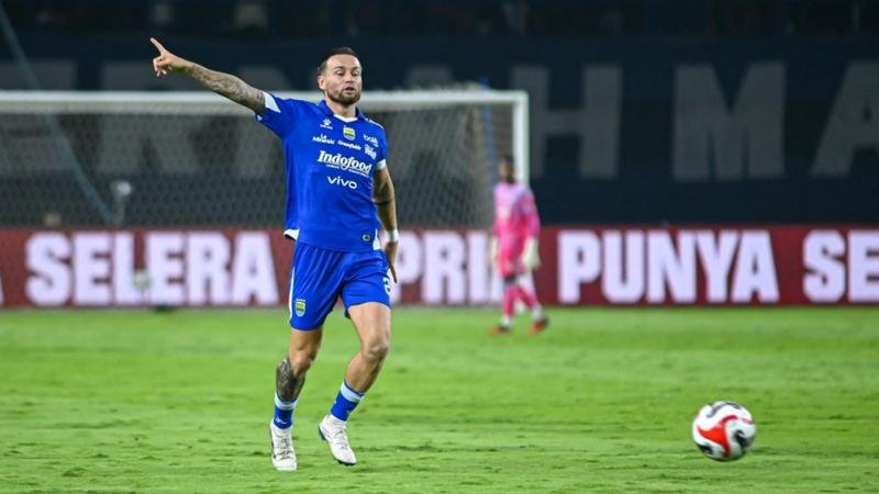 Manajemen Persib bela Marc Klok dari tuduhan rasisme di laga kontra Bhayangkara FC. Klok sebut ada salah paham antara kata ball dan black.