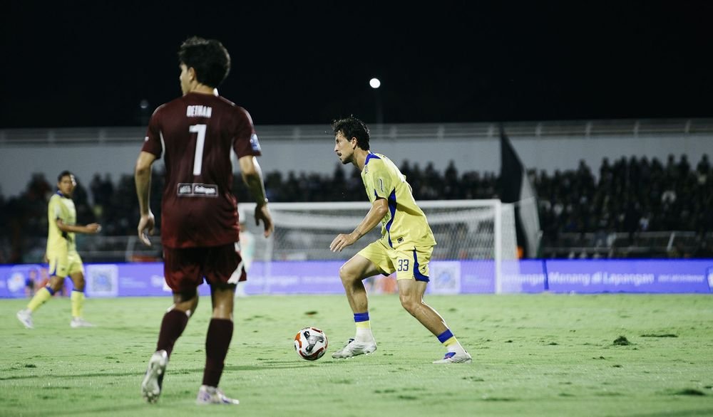 Persib Hattrick Juara tinggal sejengkal lagi. Kemenangan dramatis Persib Bandung atas PSM Makassar membuat asa Persib Three Peat makin nyata.