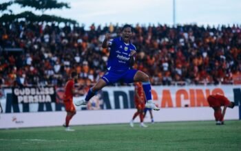 Persib Bandung kokoh di puncak klasemen BRI Super League usai bungkam Persija Jakarta 2-1 lewat dua gol berkelas Adam Alis.