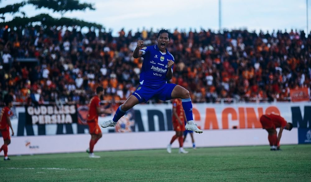 Persib Bandung kokoh di puncak klasemen BRI Super League usai bungkam Persija Jakarta 2-1 lewat dua gol berkelas Adam Alis.