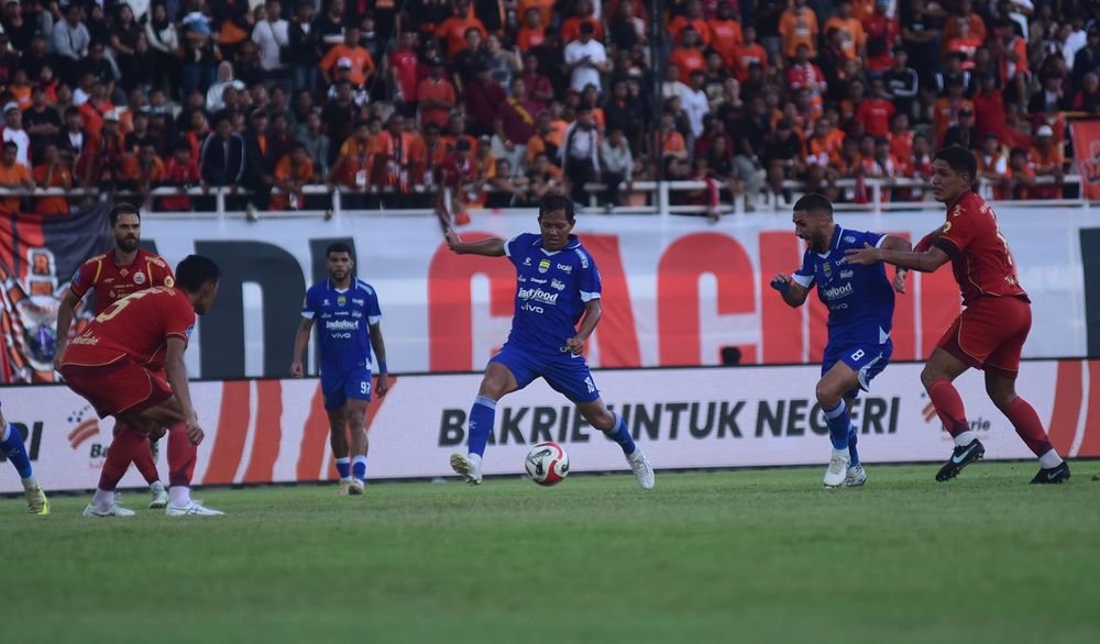 Borneo FC menang dramatis 3-2 atas Bali United dan terus menempel Persib Bandung pada klasemen dalam persaingan juara BRI Super League 2026.