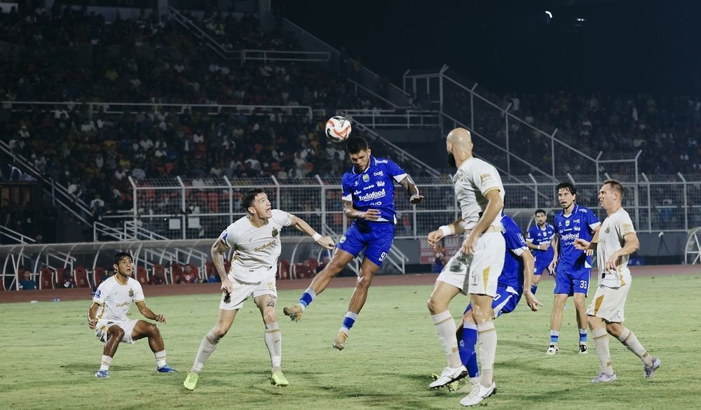 Persib Bandung remontada, bangkit dari 0-2 kalahkan Bhayangkara 4-2, comeback dramatis antar Maung ke puncak klasemen Liga 1 BRI Super League.