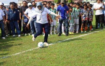 Wakil Bupati Kuningan Tuti Andriani saat melakukan seremoni kick-off pada pembukaan Liga Jabar Istimewa 2026 di Stadion Mashud Wisnusaputra untuk pembinaan bibit atlet, Kamis (14/5/2026).