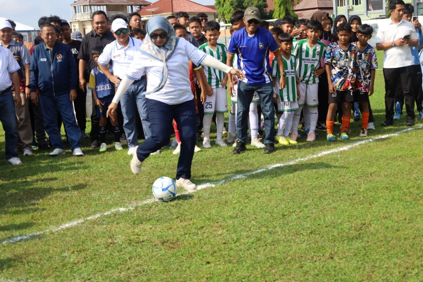 Wakil Bupati Kuningan Tuti Andriani saat melakukan seremoni kick-off pada pembukaan Liga Jabar Istimewa 2026 di Stadion Mashud Wisnusaputra untuk pembinaan bibit atlet, Kamis (14/5/2026).
