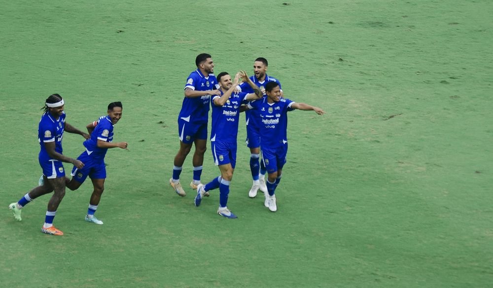 Persib Bandung kokoh di puncak Klasemen Liga 1 usai tekuk PSIM Yogyakarta 1-0. Modal penting Maung Bandung jelang lawan Persija Jakarta!