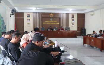 Diskatan Kuningan salurkan 50 hand sprayer elektrik ke petani di 20 kecamatan guna mitigasi serangan hama dan amankan produksi pangan tahun 2026.