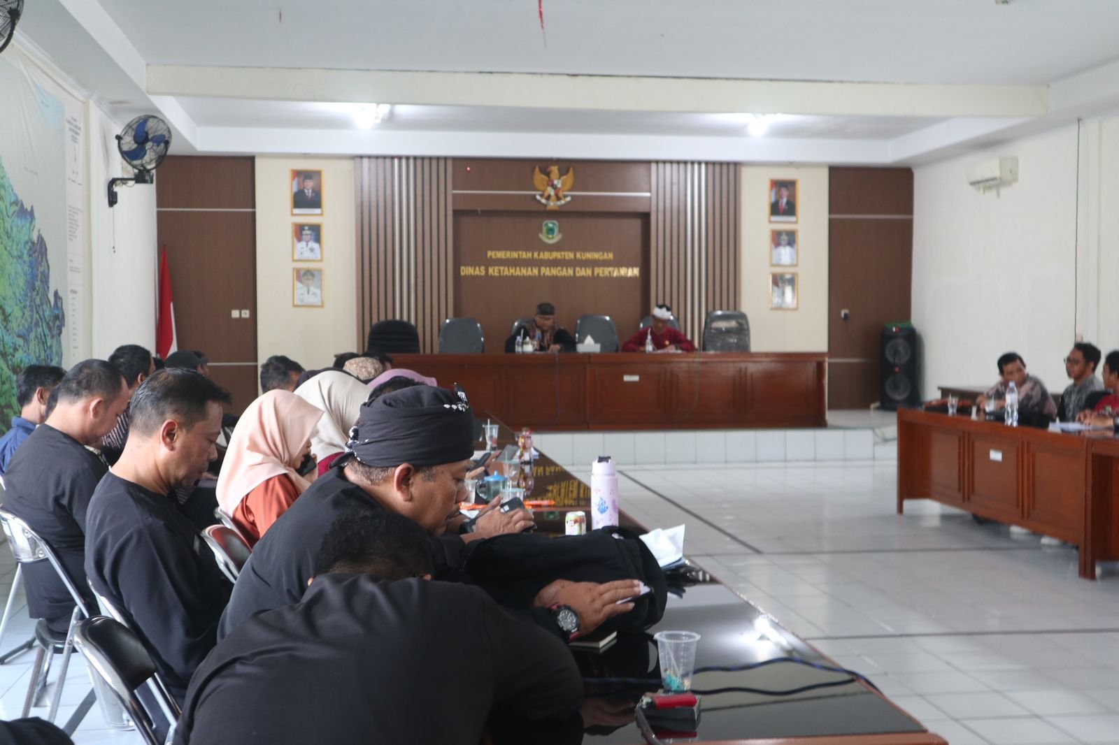 Diskatan Kuningan salurkan 50 hand sprayer elektrik ke petani di 20 kecamatan guna mitigasi serangan hama dan amankan produksi pangan tahun 2026.