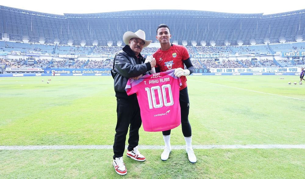Teja Paku Alam resmi masuk daftar 100 penampilan bersama Persib. Simak perjalanannya dan ambisi raih gelar juara tiga musim beruntun.