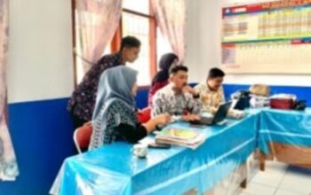 Dosen UM Kuningan latih guru SDN 1 Bakom bikin media belajar pakai Canva agar suasana kelas lebih interaktif dan kreatif.