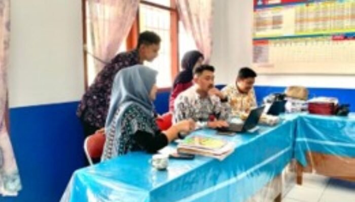 Dosen Universitas Muhammadiyah Kuningan Turun Tangan Sulap Guru SDN 1 Bakom Jadi Kreator Konten Edukasi